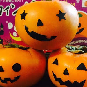 ハロウィン柿シールを貼って